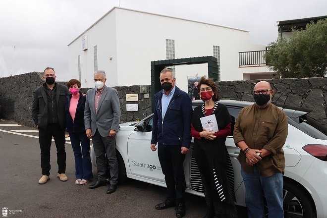 El Ayuntamiento de Tas y Cicar contribuyen con coches elctricos al Centenario de Saramago